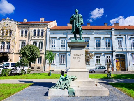 Szép szobrok városa – belvárosi séta indul szombaton a Vörösmarty térről